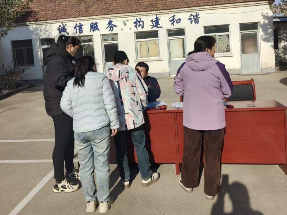 公益岗人员劳动关系接续办理现场