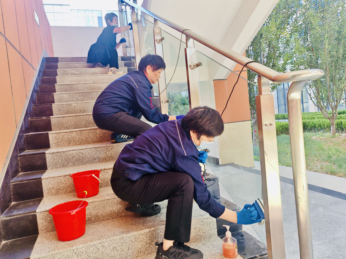 教学楼楼梯扶手保洁