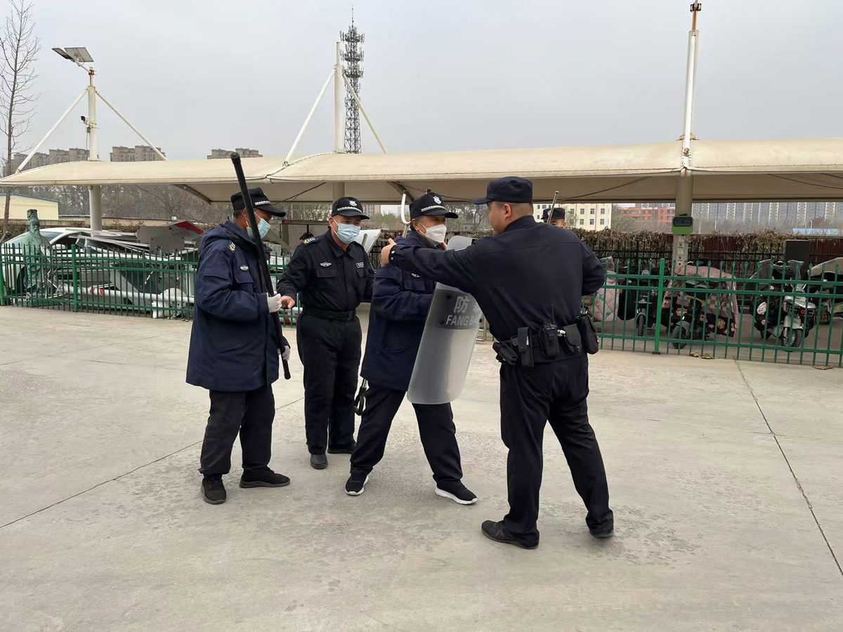 院区出入口警戒