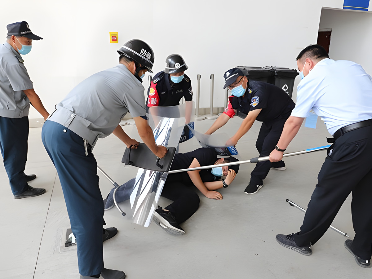 警棍钢叉协同控制